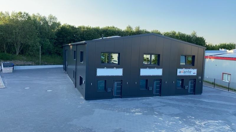 Neuwertige Lagerhalle mit Büroflächen zu vermieten in Neustadt in Holstein