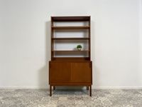 WMK Stilvoller und gut erhaltener skandinavischer Regalschrank in Teakholz mit Schiebetüren und verstellbaren Regalböden # Regal Bücherregal Bücherschrank Highboard Kommode Sideboard Teak Mid-Cent Friedrichshain-Kreuzberg - Friedrichshain Vorschau