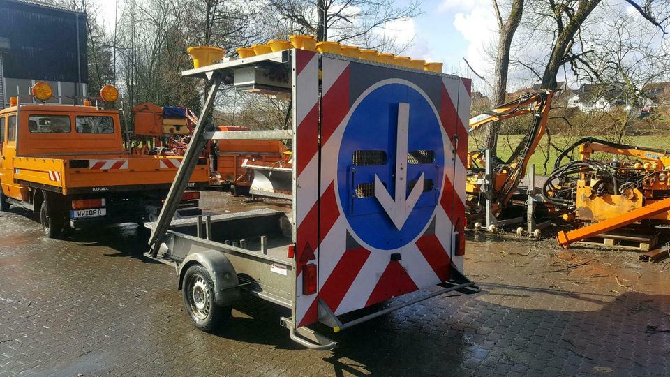 Absperrtafel Verkehrsleitanhänger verkehrsicherungsanhänger vz616 in Quirnbach Westerwald