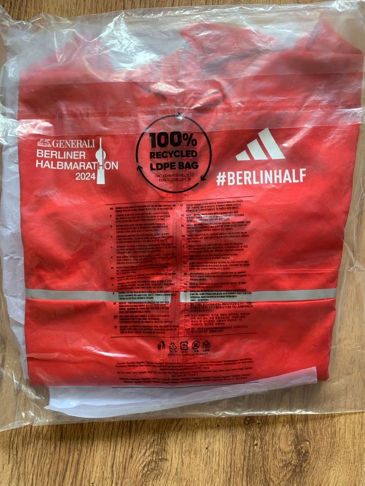 Adidas Laufjacke Generali Halbmarathon Berlin 2024 in Lüneburg