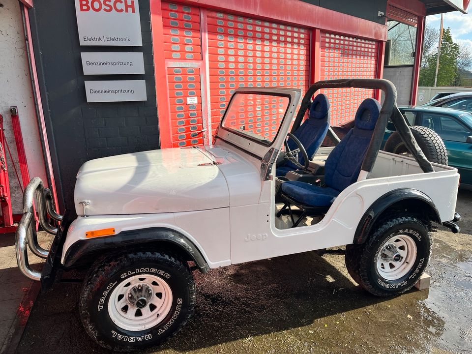 Jeep CJ5 Geländewagen in Barlt