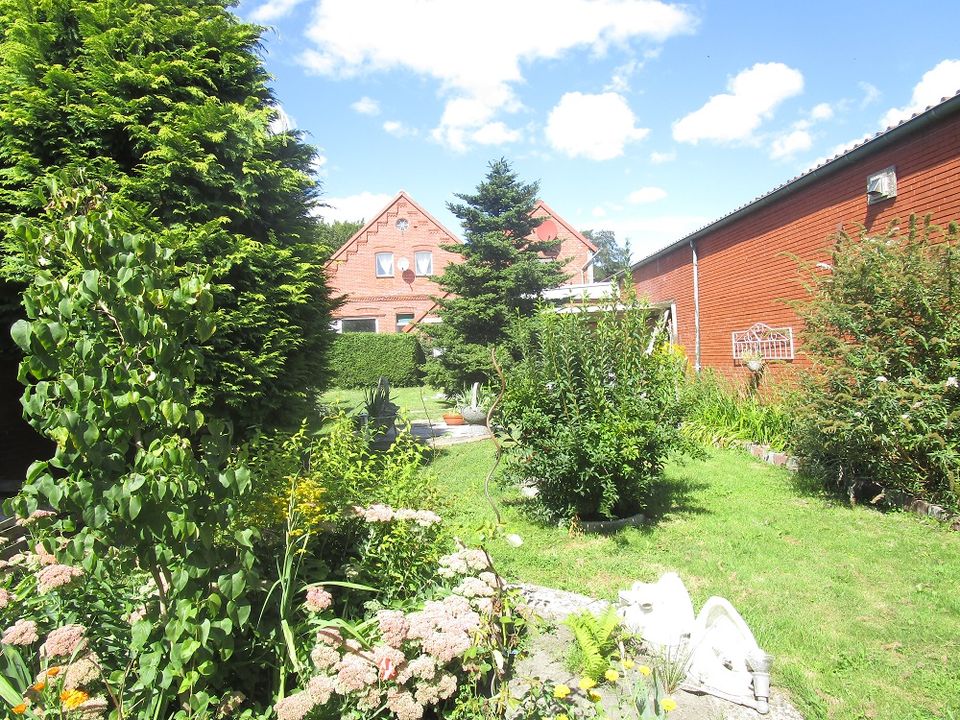 Mehrfamilienhaus und Bungalow mit großem Gartengrundstück und 7 Stellplätzen in Südbrookmerland