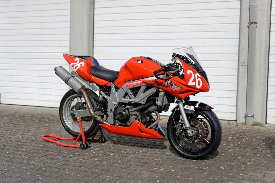 Suzuki SV650S K3 Rennmotorrad in Groß-Gerau