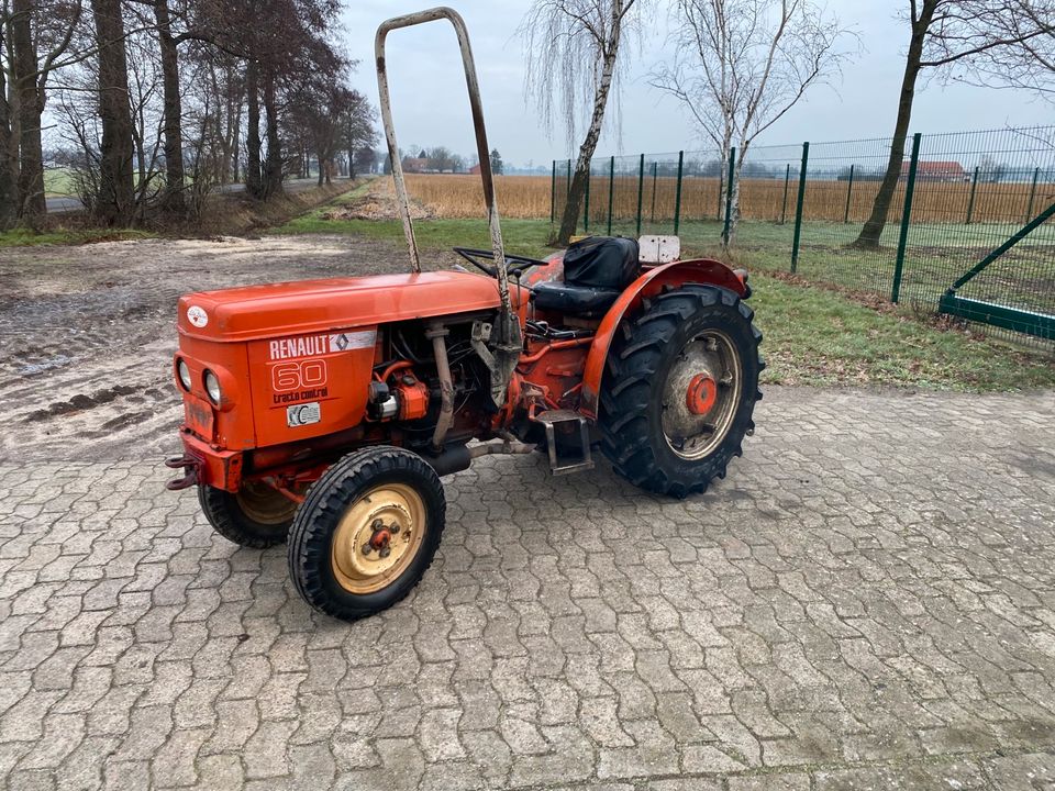 Renault Schmalspurschlepper Trecker Traktor Weinbau in Wagenfeld