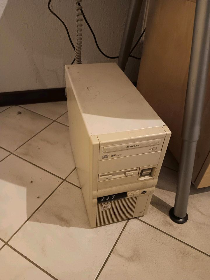 PC 486 DX 33Mhz an:  32MB RAM  257MB in Harpstedt