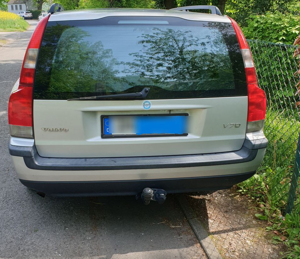 Volvo V70 2,4 L 170 PS Vollaustattung Leder Klima AHK Tüv neu in Düren