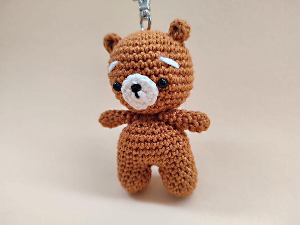 Mini Teddy Bär als Schlüsselanhänger, gehäkelt, Amigurumi in Beilingen