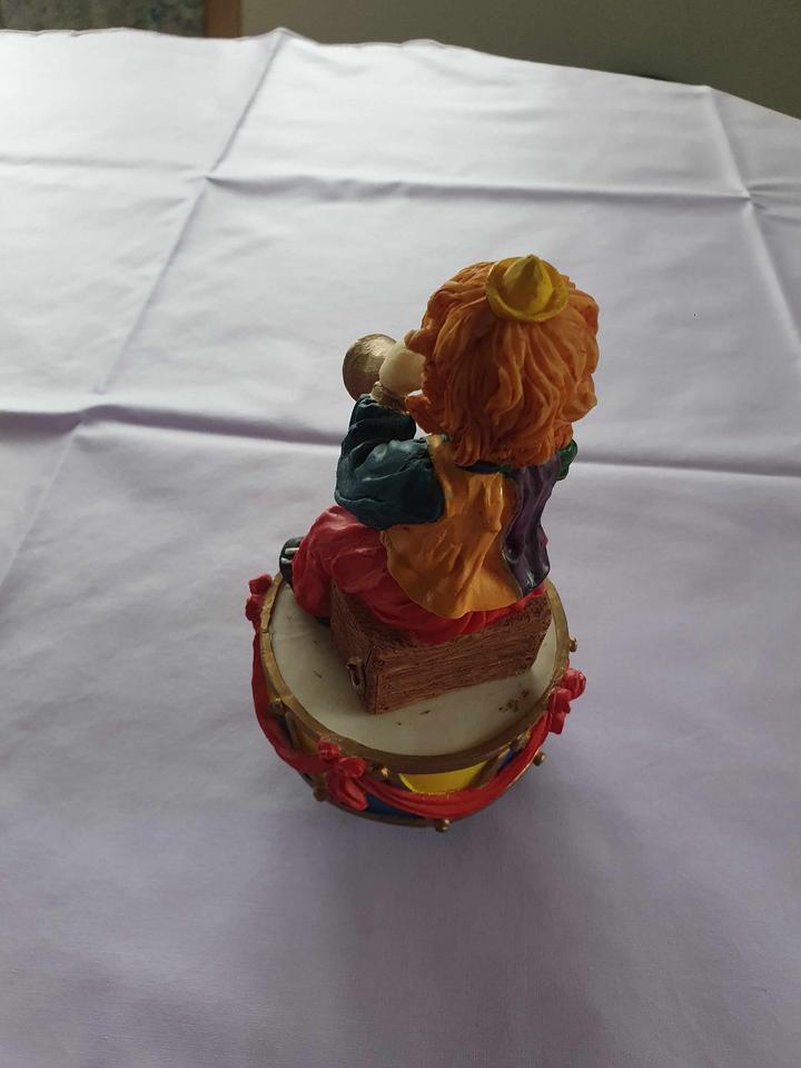 Spieluhr mit Clown auf Trommel und Trompete und kleiner Affe in Königswinter
