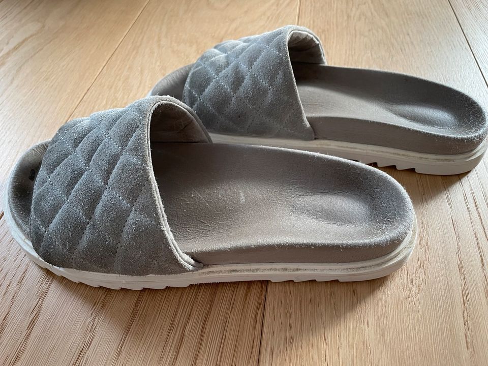 Copenhagen Studios Slipper Sandalen grau weiß 38 in Vaterstetten