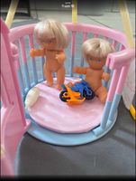 Barbie Laufstall mit Babys 80er Jahre und Spielzeug Nordrhein-Westfalen - Moers Vorschau