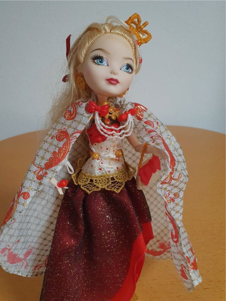 Ever After High Apple White Thronfest Schicksalstag in Kaufering