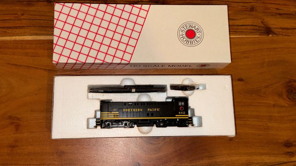 Northern Pacific Baldwin VO-1000 #402 Lok H0 Stewart Hobbies in Berlin