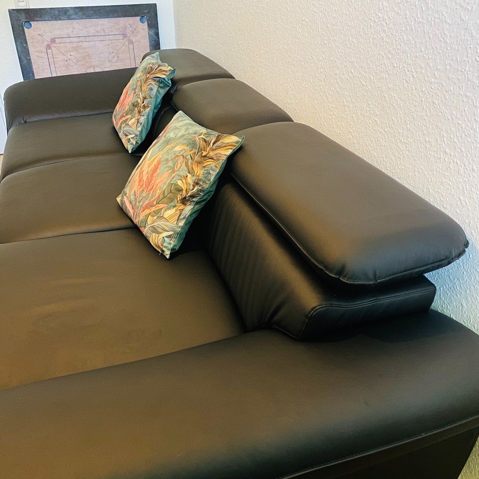 Sofa mit schlaffunktion und verstellbare Nackenstützen-Wie Neu in Aachen