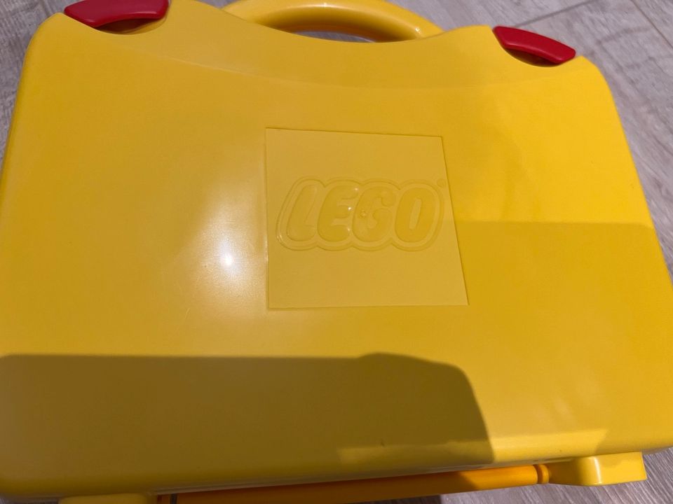 Lego Koffer mit Lego drin in Berlin