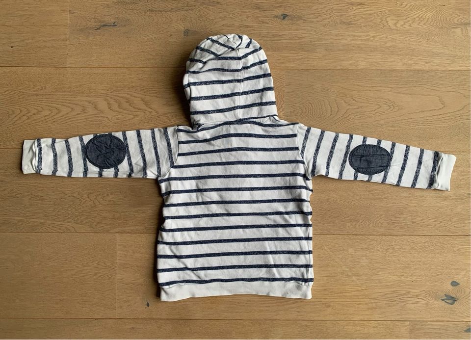 TOP//STEIFF❤️schöner Kapuzen-Pullover Quietsche/ Patches Gr. 104❤ in Berlin