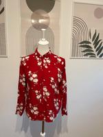 Rote Bluse mit Blumen Größe S Niedersachsen - Bardowick Vorschau