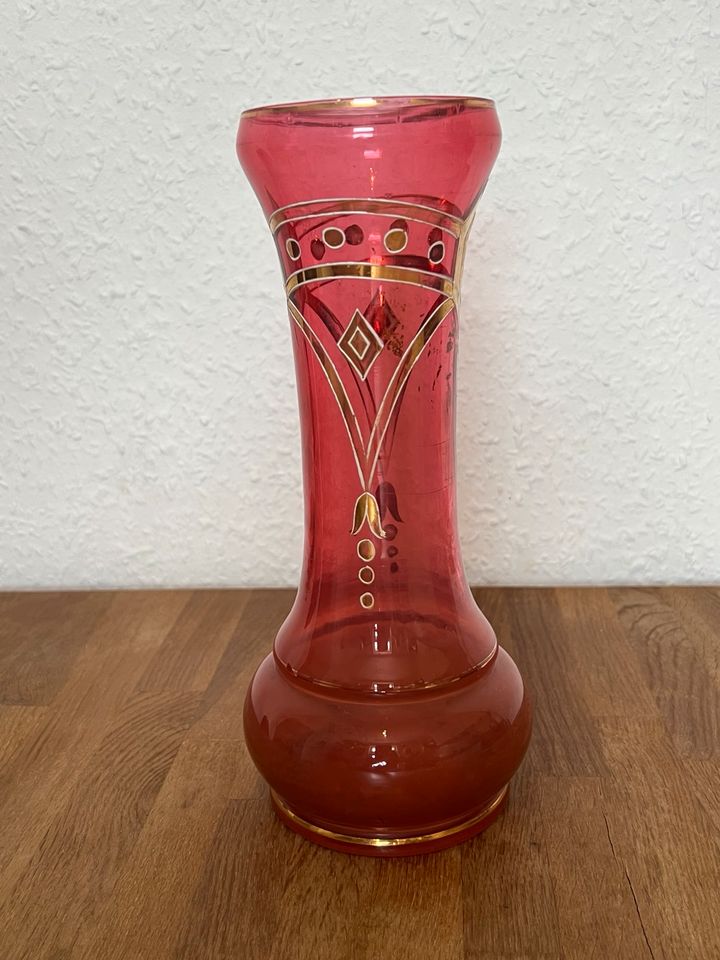 Vase antik Glas rot Emaille alt Verzierung Bemalung Art Deko in Leipzig