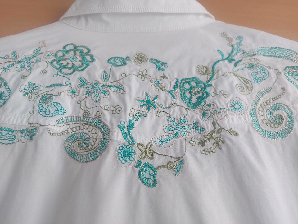 Weisse Bluse, leicht tailliert  mit filigraner Stickerei in Möglingen 