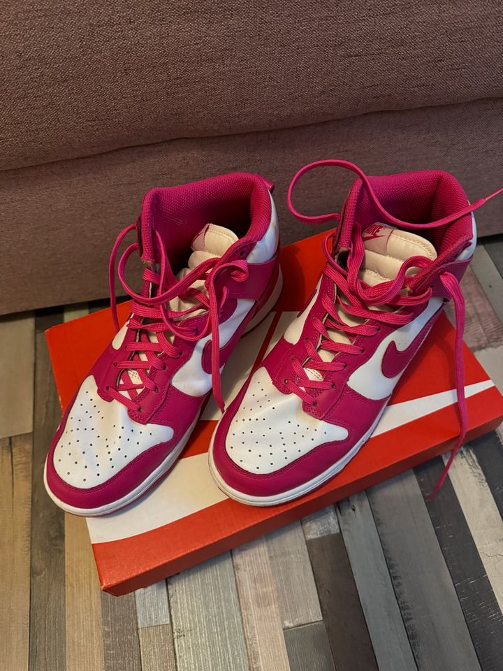 Nike dunks high pink Gr 40,5 in Herne