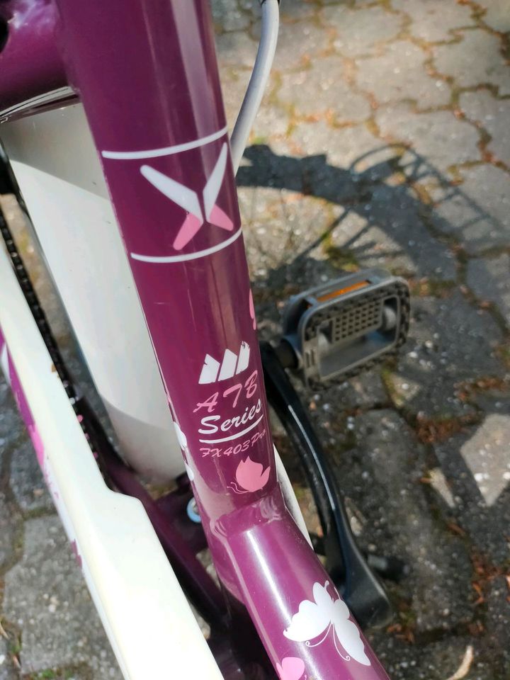24" Mädchen Fahrrad mit Schmetterlingen von Falter in Leverkusen
