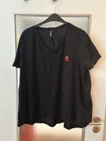 Süßes Shirt schwarz mit Erdbeere Größe 52/54 Köln - Köln Merheim Vorschau