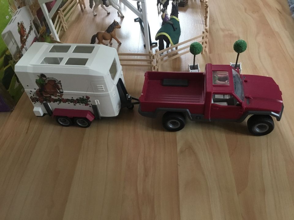 Schleich 42403 Pferdehof mit Pick up und Hänger in Holzgerlingen