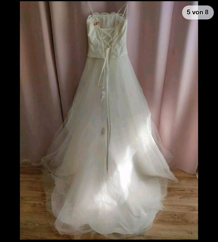 Brautkleid mit Reifrock ungetragen in Leverkusen
