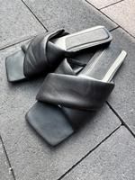 Zara Schlappen Sandalen schwarz Gr. 39 Latschen Nordrhein-Westfalen - Lippstadt Vorschau