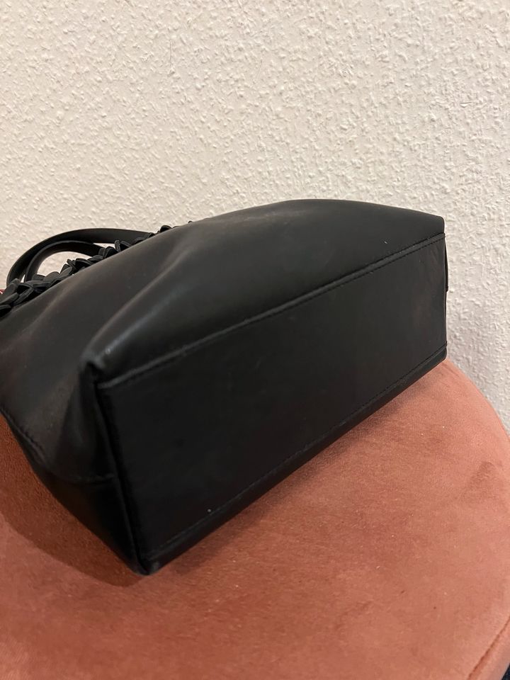 DKNY City Y2K 2000er Handtasche schwarz Leder Blumen in Köln