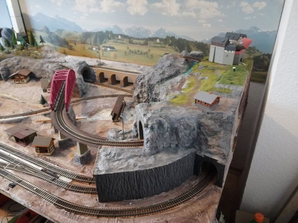 Modelleisenbahn ,Platte mit Zubehör und rollenden Material in Chemnitz