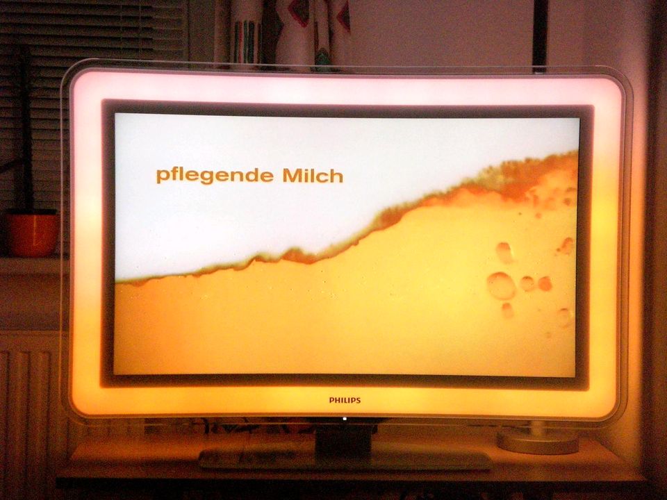 Philips Fernseher AUREA 37 Zoll TV mit Ambilight 37PFL9903H/10 in Berlin