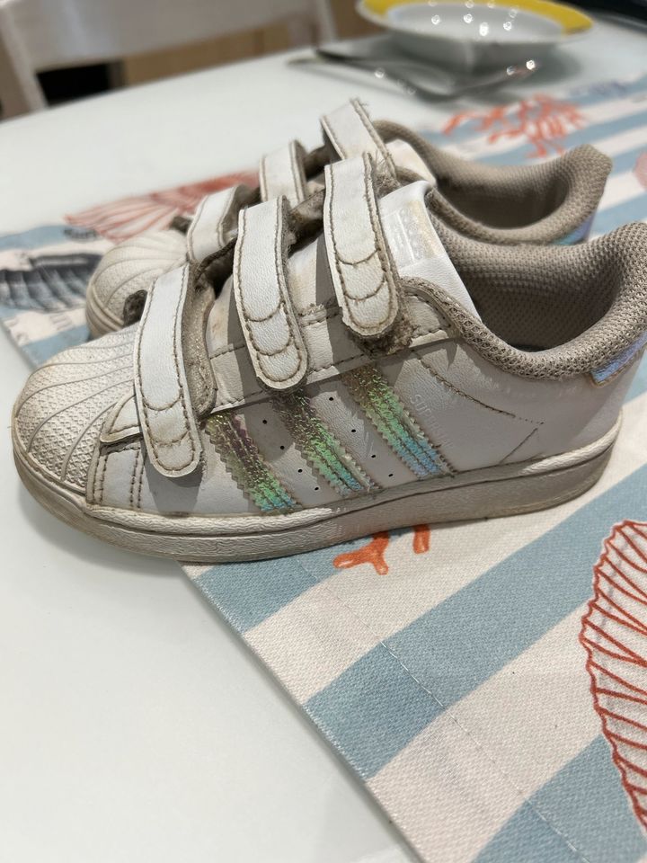 Adidas Sneaker weiß Glitzer in Hessen - Bebra | Gebrauchte Kinderschuhe  Größe 26 kaufen | eBay Kleinanzeigen ist jetzt Kleinanzeigen
