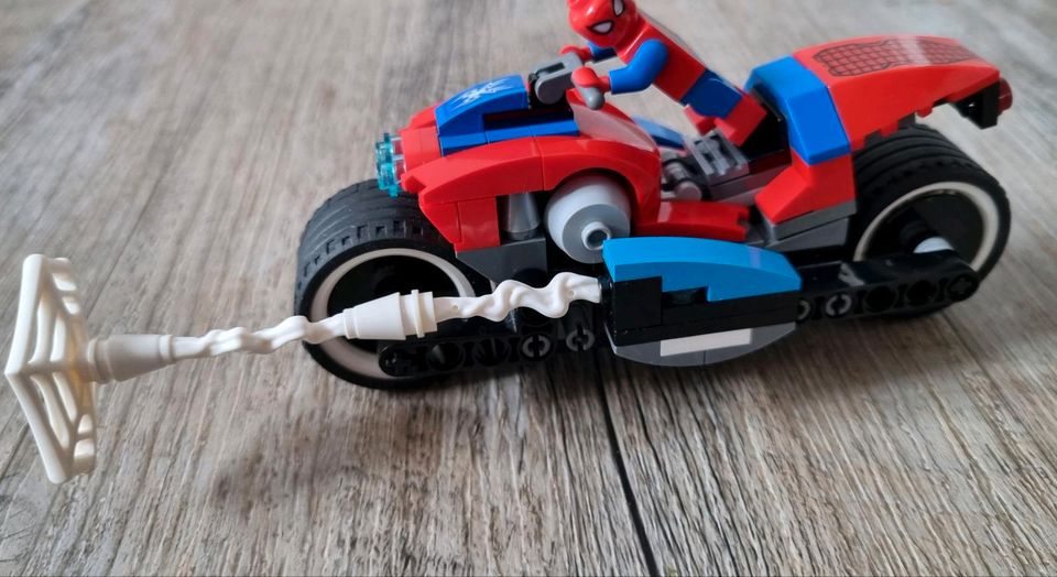 LEGO 76113 Marvel Super Heroes Spider-Man Motorradrettung , 6+ in Blaichach