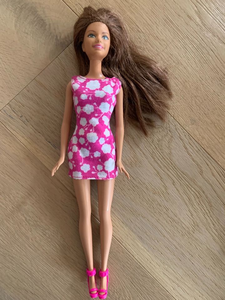 3 Barbie Puppen eine mit beweglichen Gelenken sehr guter Zustand in Hemdingen