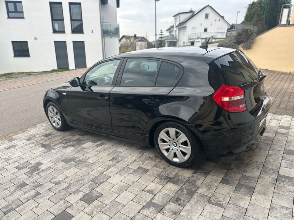 BMW 118 Baureihe 1 Lim. 118i mit Bi-XENON in Forchtenberg