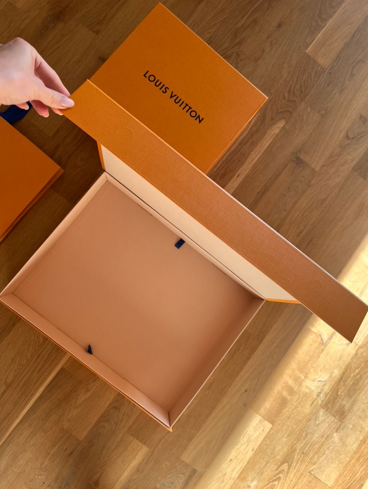 LV Louis Vuitton Verpackung Box Kiste Dekoration Tasche Bag in Berlin