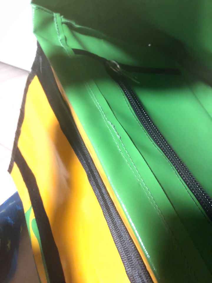 Moxxos Tasche aus LKW Plane grün gelb crossbody in Großenkneten