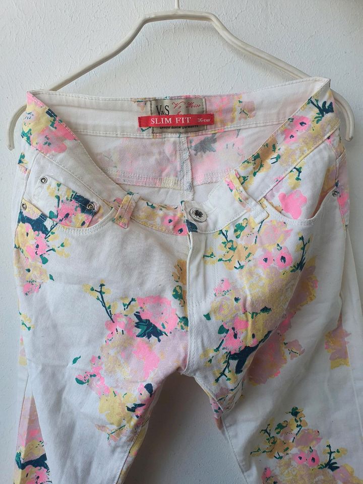 Jeans Hose Röhre Skinny bunt gemustert 36 S weiß Blumen in Hof (Saale)