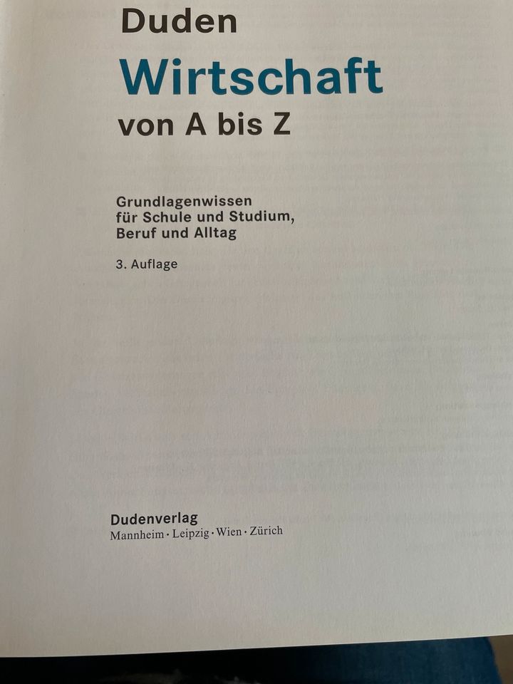 Duden Wirtschaft A-Z, 3. Auflage, ISBN 978-3-411-70963-2 in Marburg