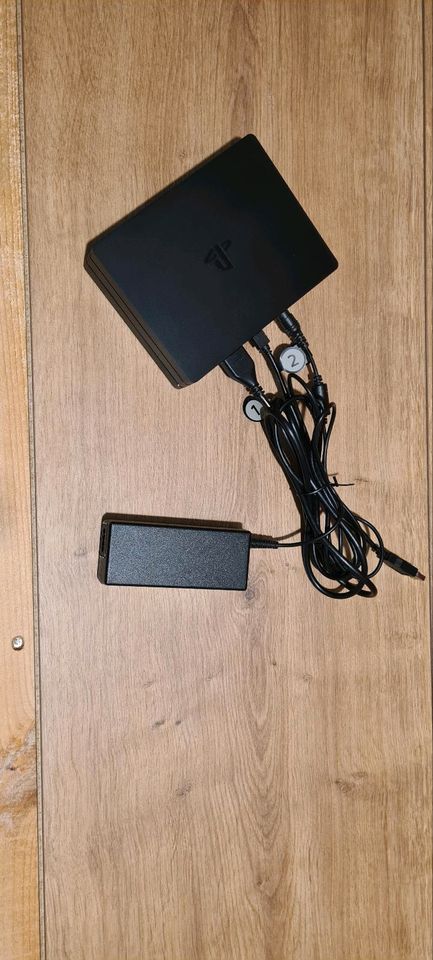 Playstation 4 mit VR Headset und Camera 2 Controller und Ladestat in Waghäusel