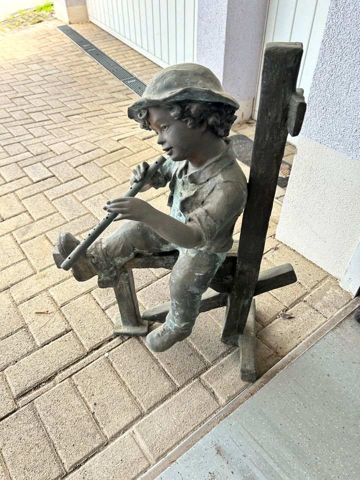 Flötenspieler Figur aus Bronze in Sulzburg