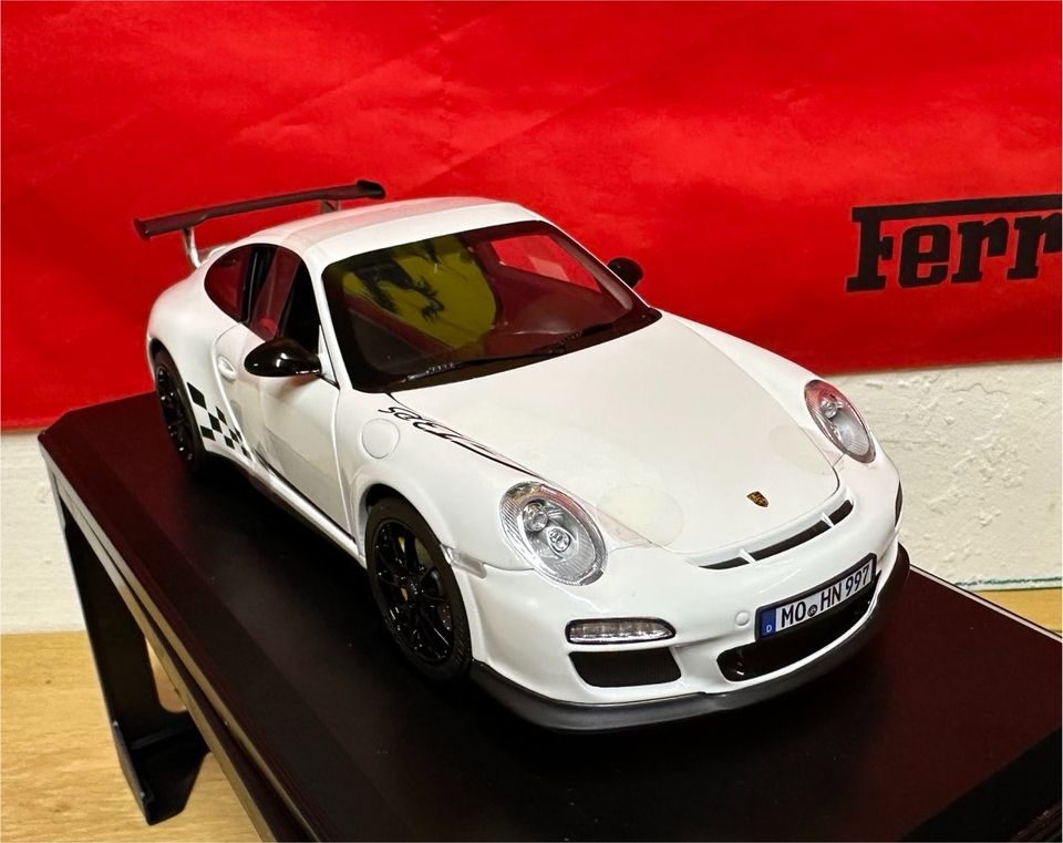 997 Porsche 911 GT3 RS 2010 NOREV 1:18 Modellauto in Nürnberg (Mittelfr)