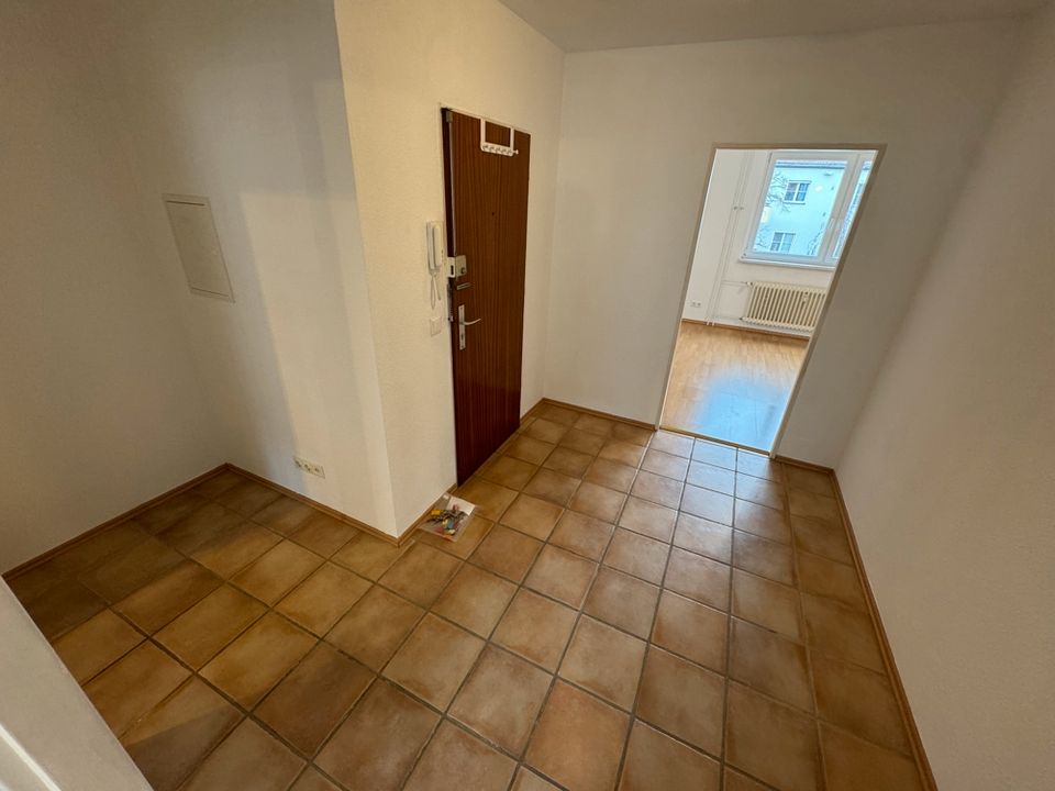 2 Zimmer Appartement, renoviert, Balkon, Laminat, Einbauküche in Tempelhof in Berlin