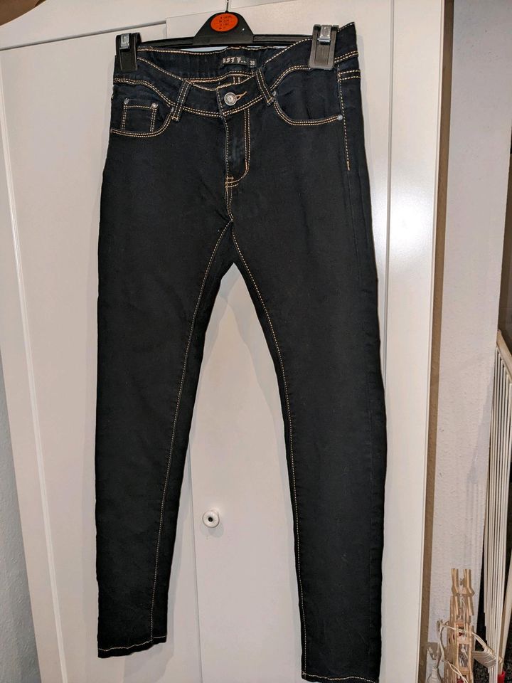Dunkelblaue Jeans in Kiel
