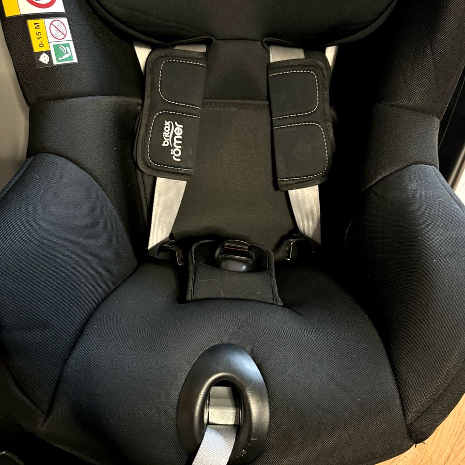 Britax Römer Dualfix M I-size schwarz in Berlin