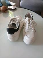 Guess Turnschuhe 38 weiss wie neu Sachsen - Radebeul Vorschau