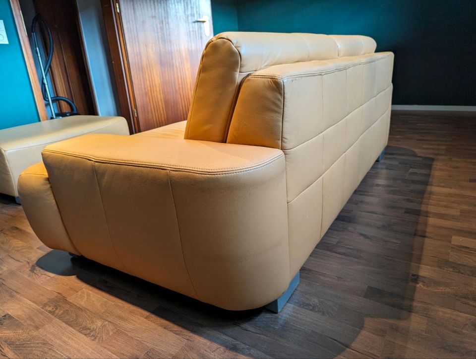 Ledersofa / Lounge-Sofa mit Hocker - Hochwertig & in top Zustand in Neustadt am Rübenberge