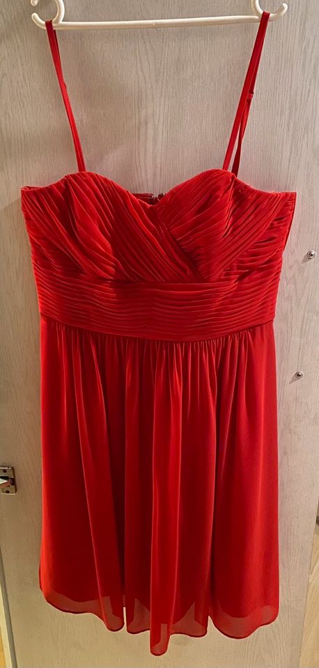 Cocktailkleid/ Trägerloses Kleid/ Abschlussballkleid in rot in Krefeld