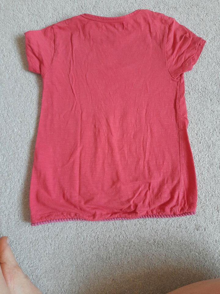 T-Shirt Gr. 104 / 110 von attention mit Pailletten in Bremervörde