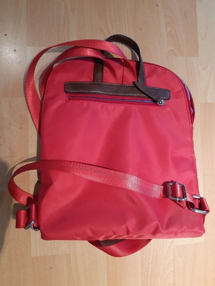 WAIPUNA Damen-Rucksack rot. Zarter blauer Stoff innen. Mit Leder. in Bad Homburg